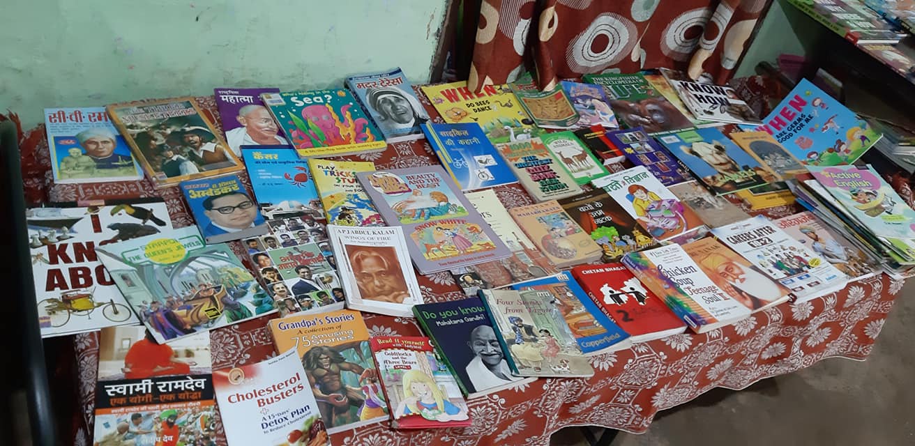 पाठ्यक्रम के आलावा दूसरी किताबें क्यों नहीं पढ़ा जा रहा है।